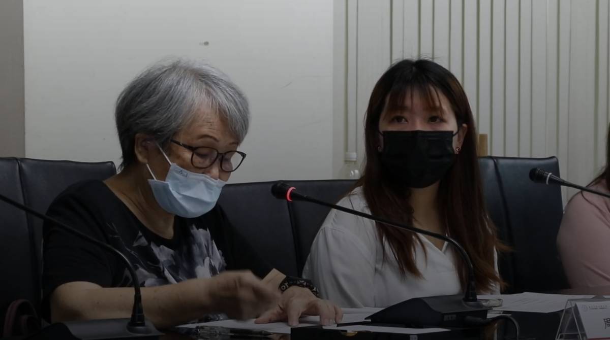 周金蘭女士表示，失智家人到了據點後，嘗試藝術創作與認知桌遊，學習表達自我