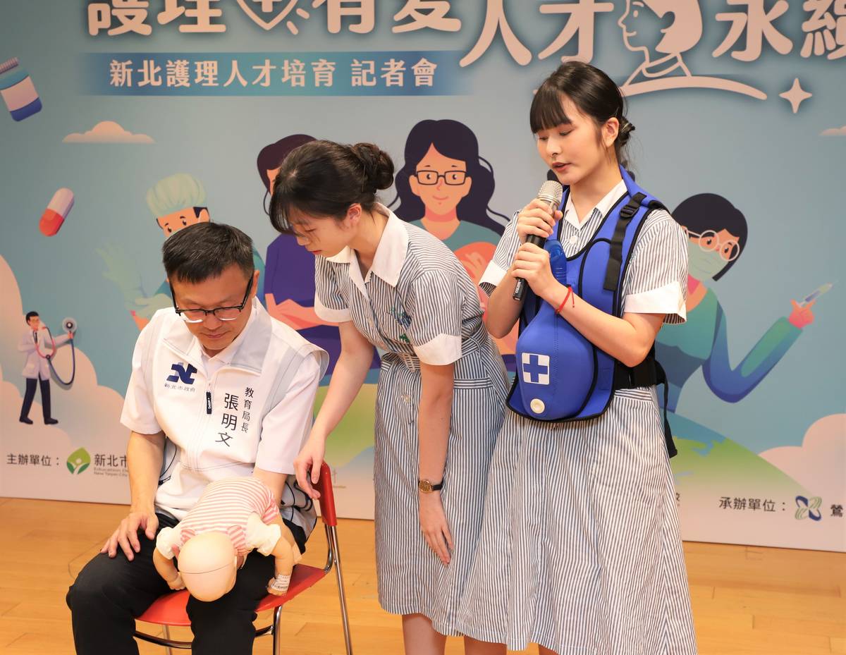 教育局長與耕莘護專學生操作哈姆立克法
