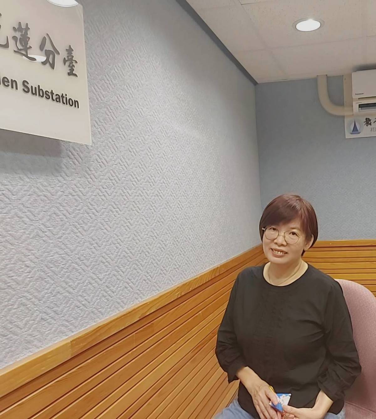 訪明廉、嘉里國小台語老師陳惠玲
她手裡拿的是學生做的香包