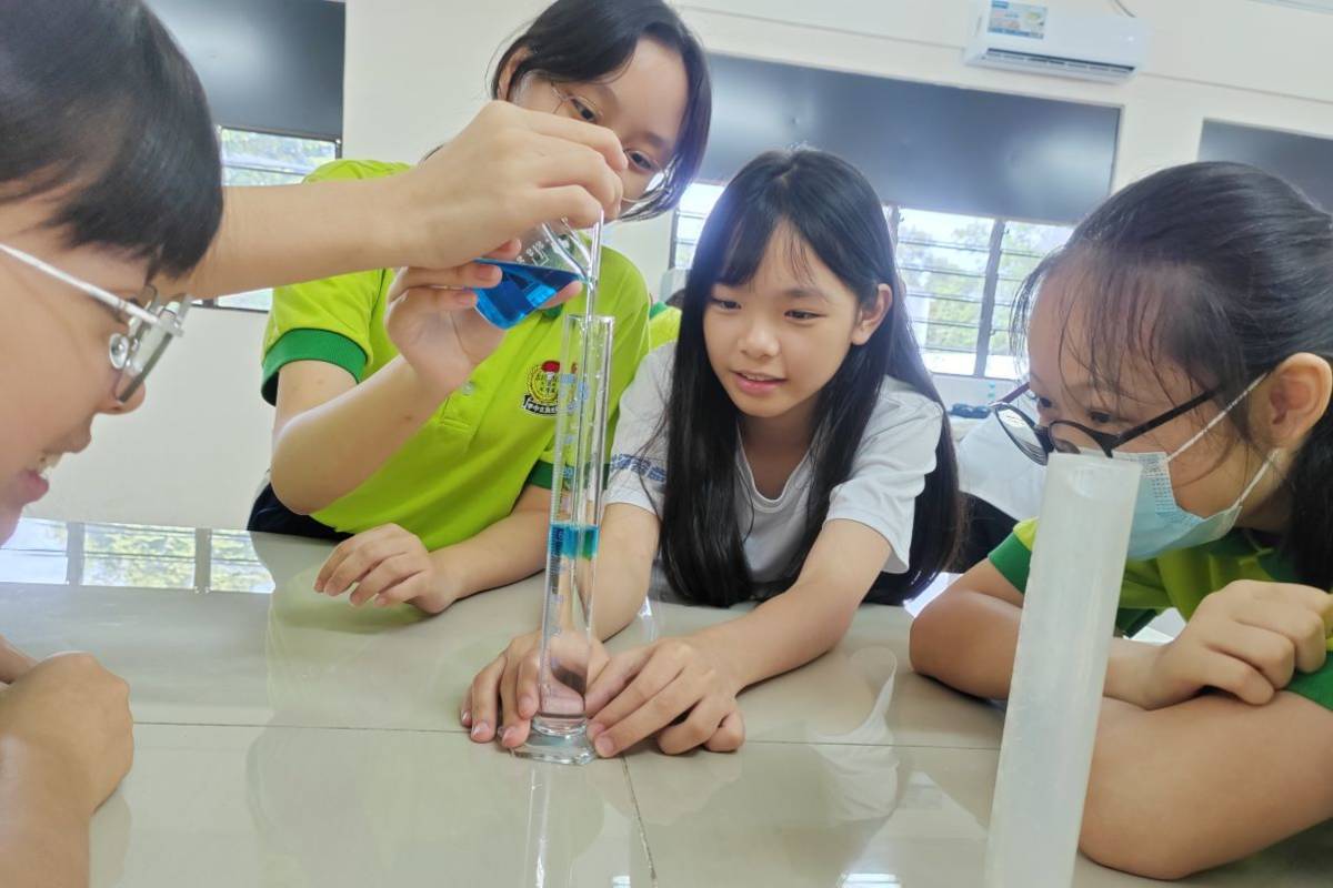 北市永吉國中師生參訪馬來西亞新民獨立中學，學生入班體驗科學課程