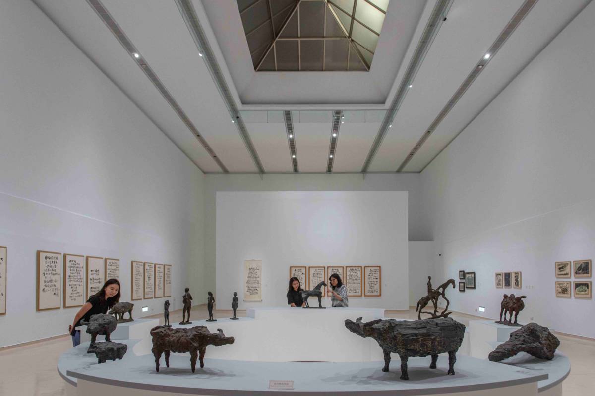 高美館新展《相忘於江湖：李德Ｘ熊秉明》展場一隅。(高美館提供)