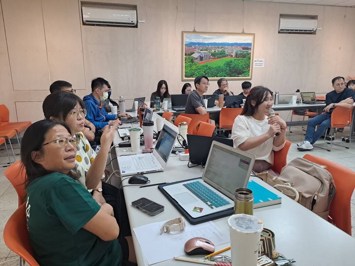 教師工作坊，參加教師從自己參與課程的體驗，反思學生AI素養應具備的內涵。(教育部提供)