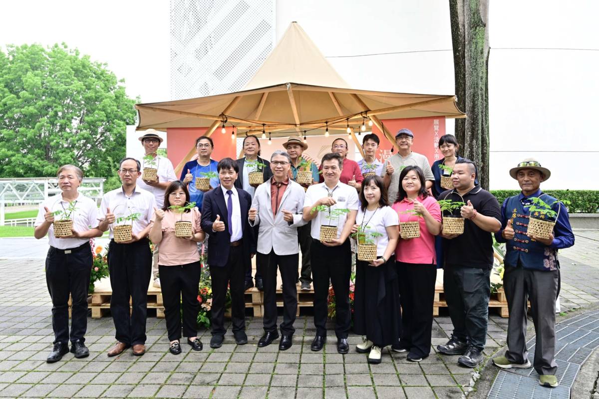 分送工藝中心70年的鳳凰老樹長出的新樹苗分送至工藝中心所屬各分館、基地及12家入選第一屆百大文化基地的工藝相關獲選等單位
