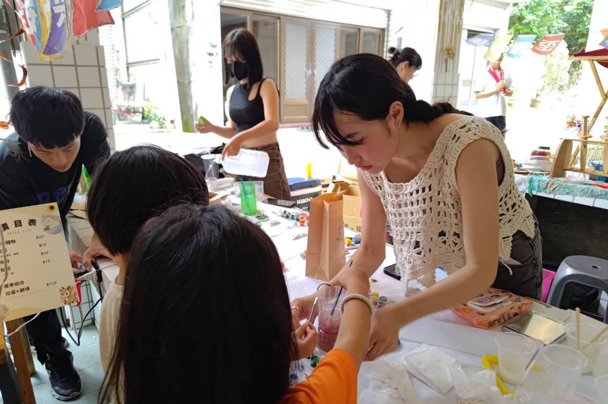 孩童透過體驗活動，親手創作的同時認識左鎮的特色文化。
