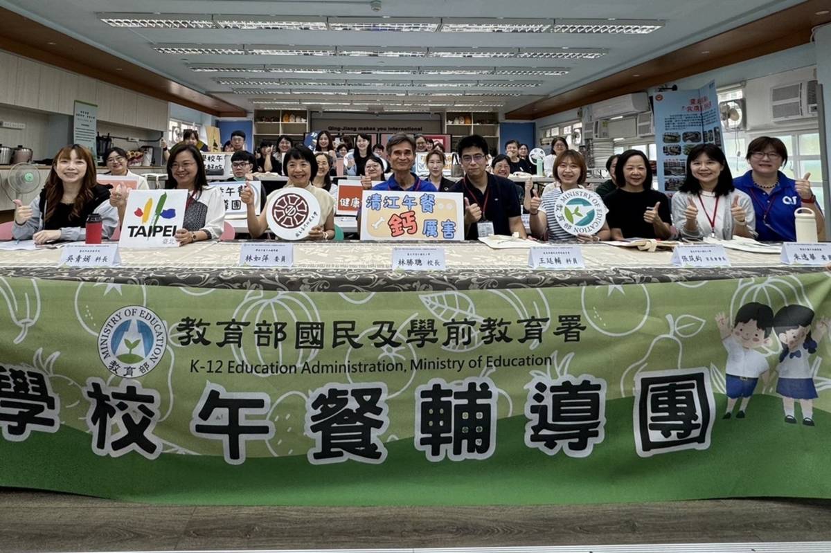 中央與地方學校午餐輔導團大合照