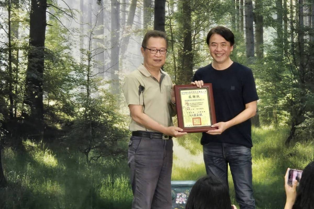 大王國小校長黃子誠(左)將感謝狀頒予復盛應用財務長許廷儀(右)。