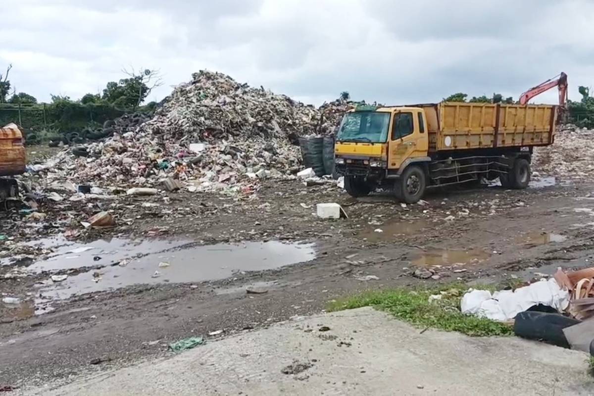 臺東縣蘭嶼鄉垃圾掩埋場爆滿，已累積近千公噸資源回收垃圾，觀光旺季即將至，垃圾恐倍增，當地民意代表呼籲臺東縣府及相關單位協助清運。(民眾提供)