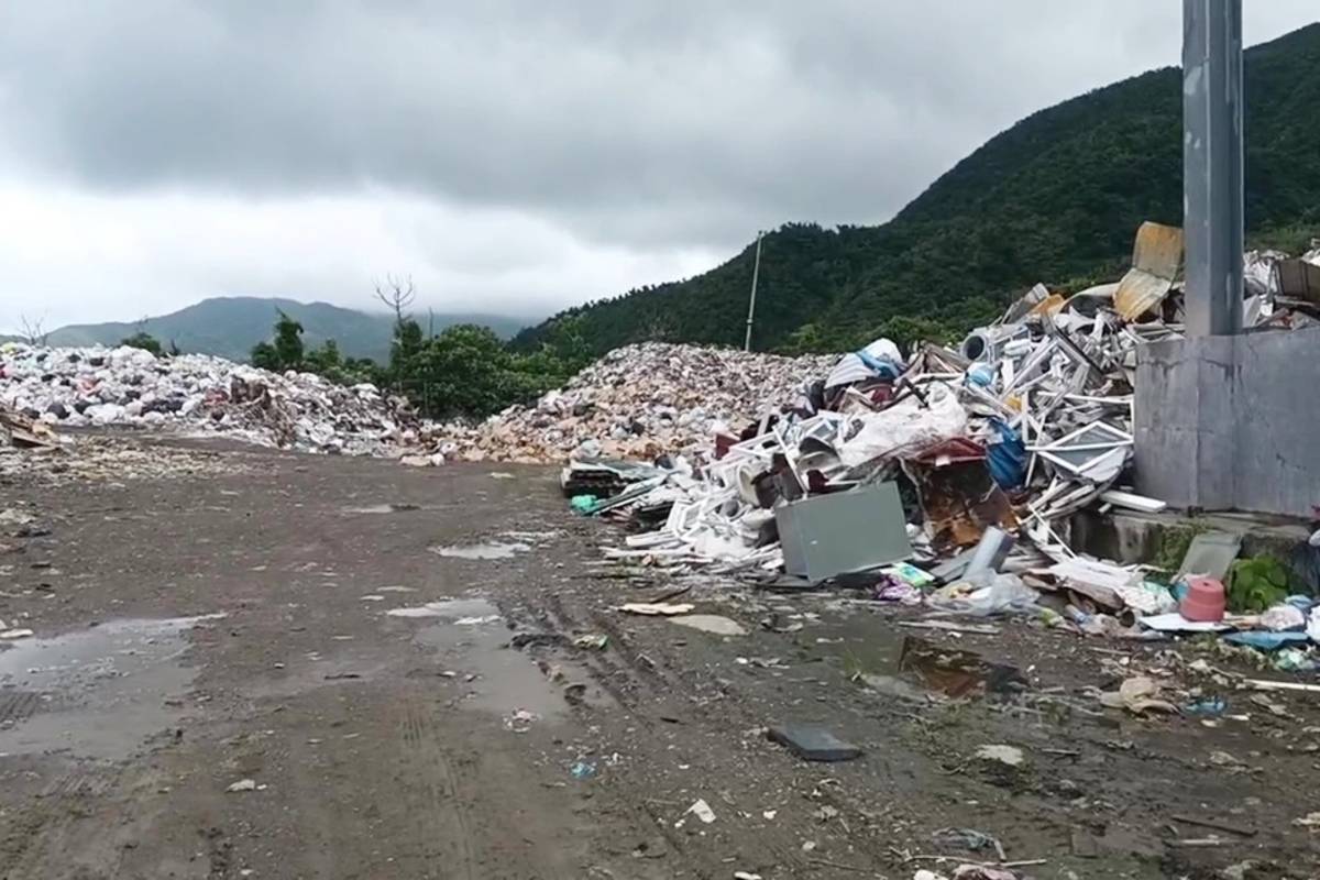 臺東縣蘭嶼鄉垃圾掩埋場爆滿，已累積近千公噸資源回收垃圾，觀光旺季即將至，垃圾恐倍增，當地民意代表呼籲臺東縣府及相關單位協助清運。(民眾提供)