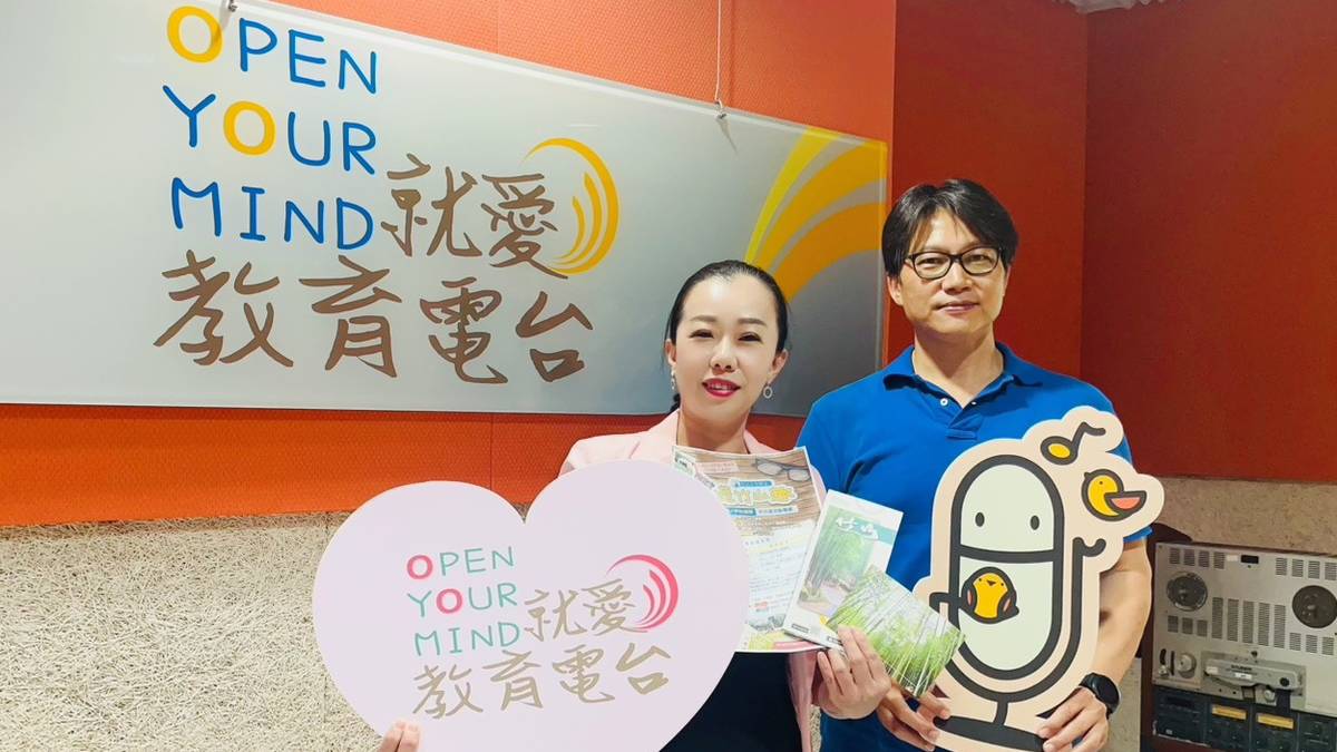張惠美經裡(左)與主持人於錄音室合影