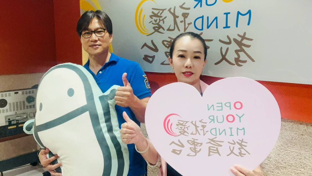 張惠美經裡(右)與主持人於錄音室合影