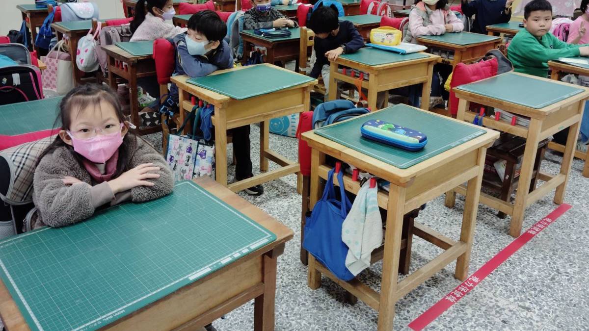 112 學年度「視力保健績優學校」優等－臺南市新化區新化國民小學－教室內黏貼2公尺視力保健線