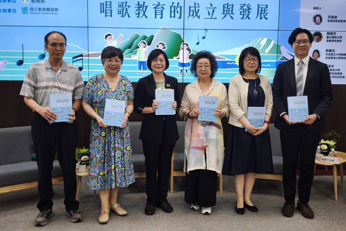 國立臺灣圖書館今天(6日)舉辦《殖民統治下臺灣學校唱歌教育的成立與發展》新書發表會，本次發表會包括監察委員范巽綠(右三)、前國立臺北藝術大學教授顏綠芬(左二)、國臺圖館長曹翠英(左三)、作者劉麟玉教授(右二)、譯者李惠平研究員(右一)出席。