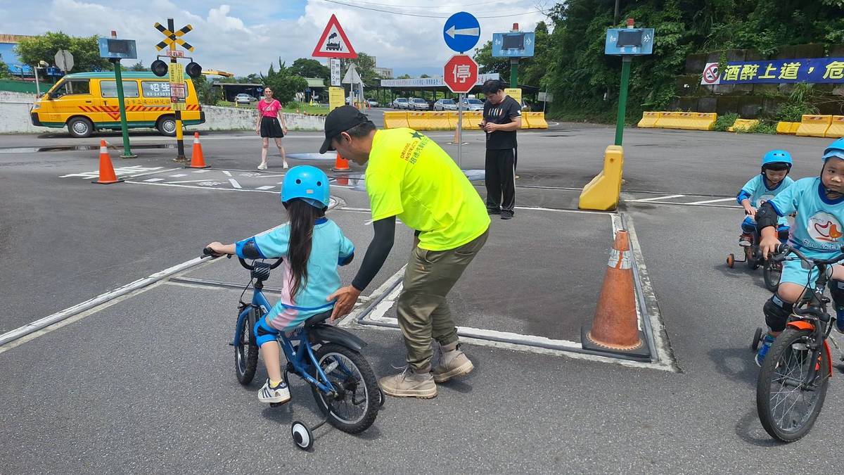 交通安全從小做起 基隆幼兒園小小騎士上路