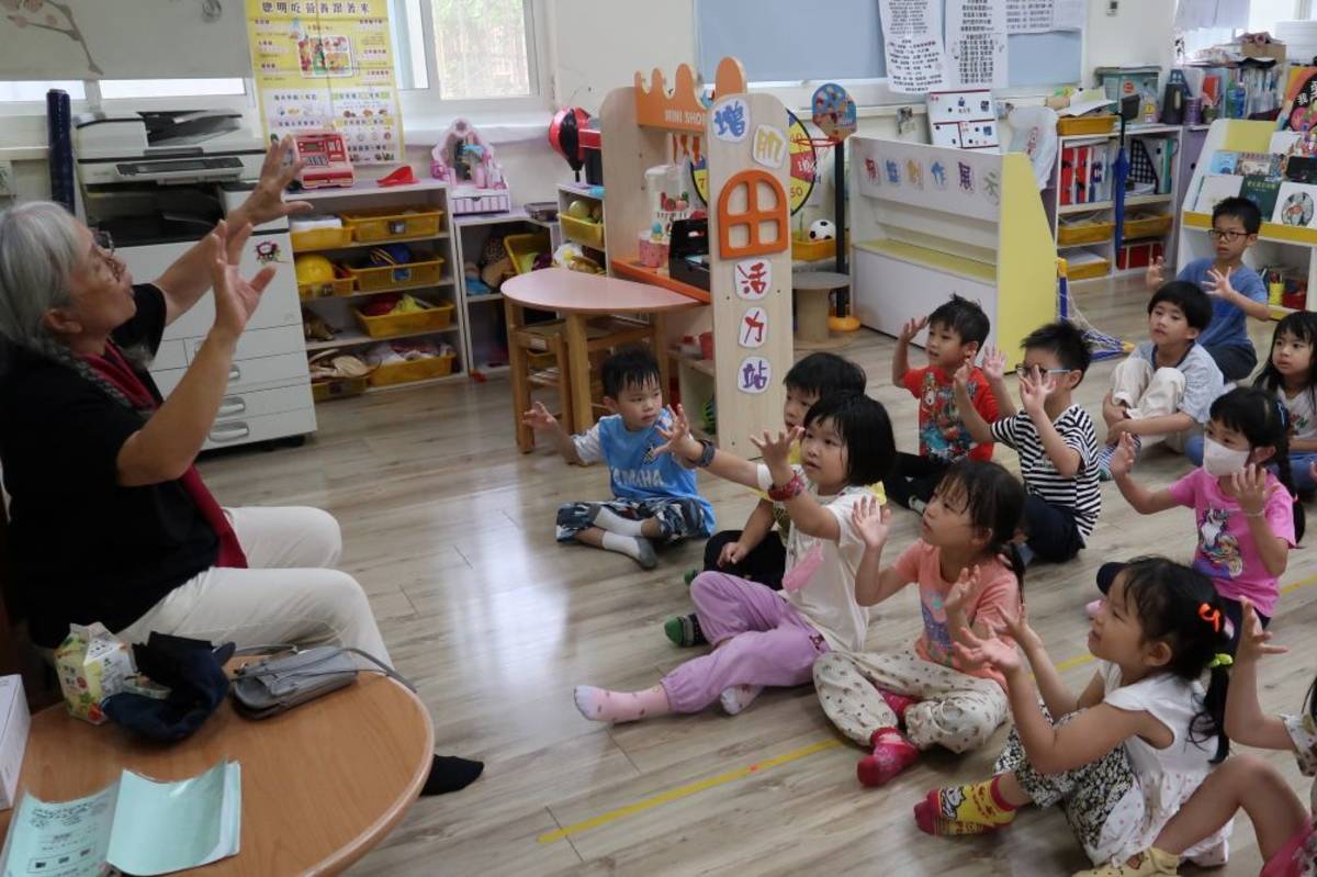 銀髮奶奶林芳絹老師帶著武功國小附設幼兒園小朋友唱耳熟能詳的英文與法文兒歌