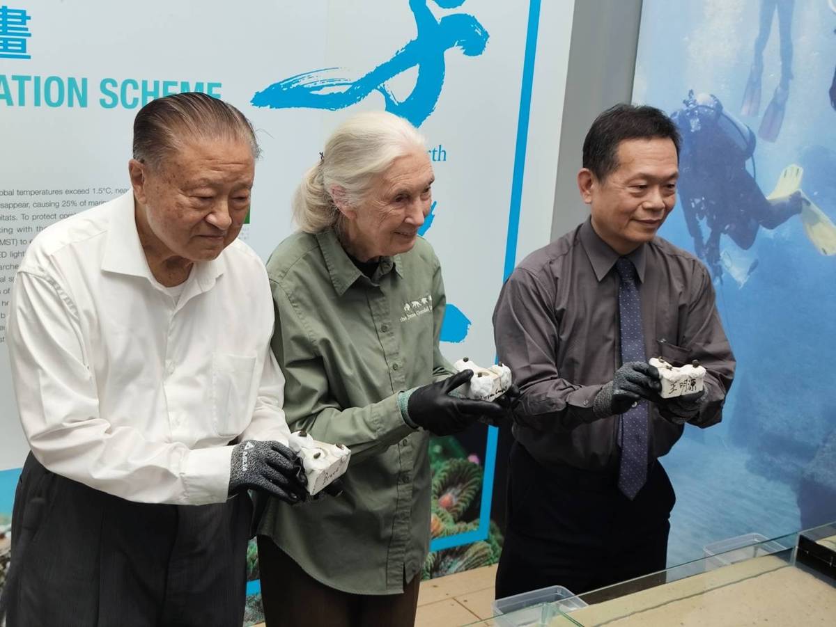 海科館王明源館長、珍古德博士共同參觀海洋未來式特展。(海科館提供)