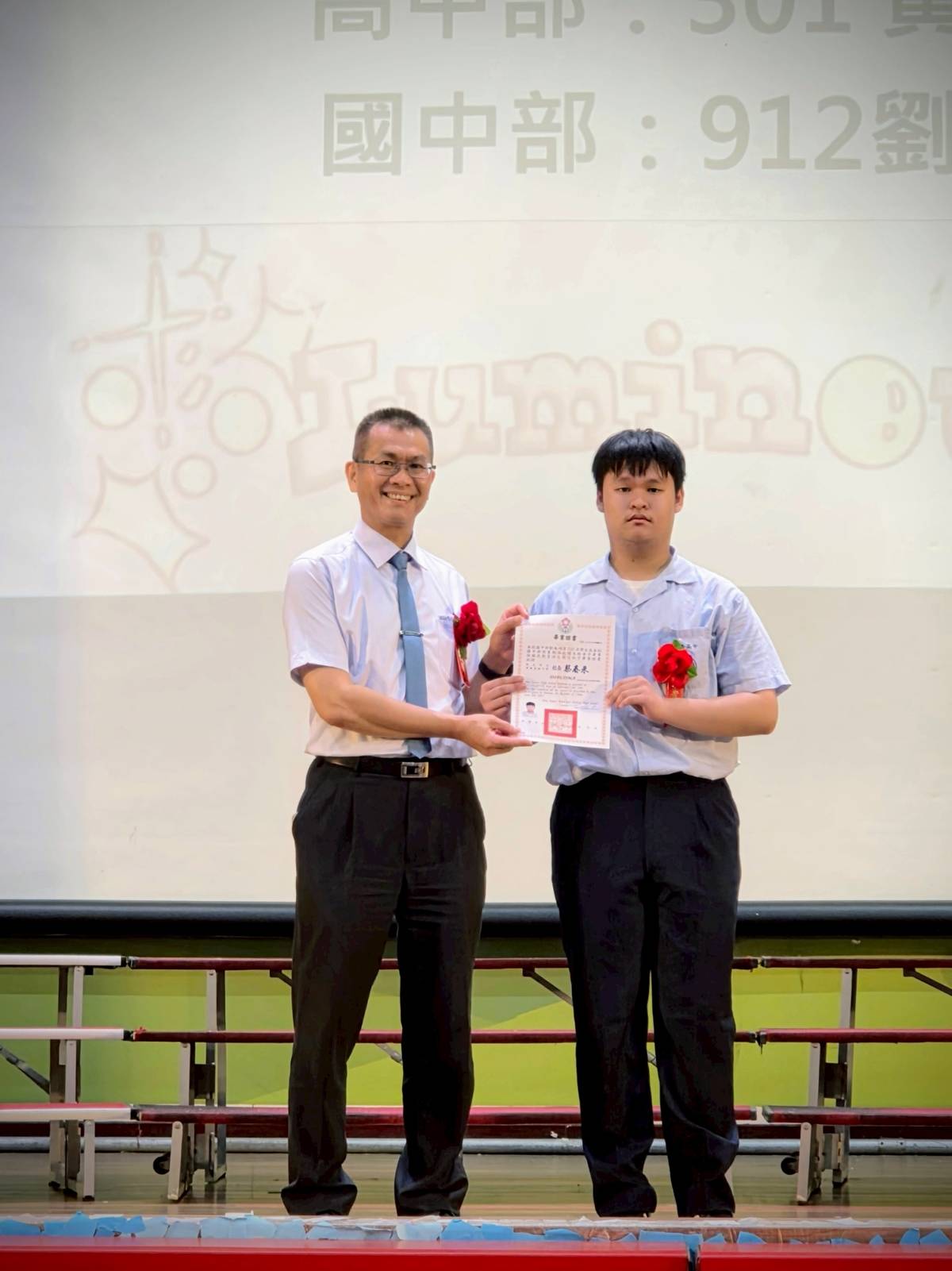 秀峰高中劉禹鴻同學擔任畢業生代表與蔡春來校長於畢業典禮合影