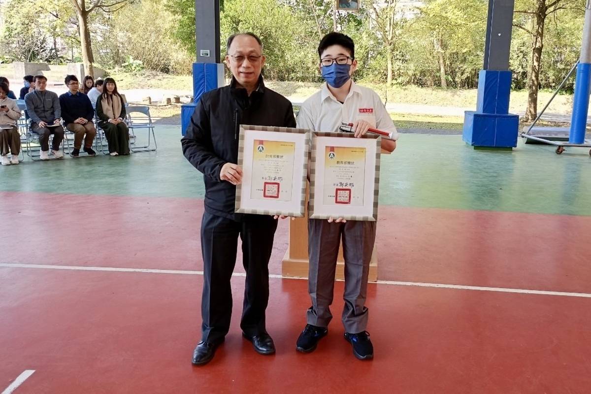 樟樹國際實中李承樺同學與陳浩然校長合影