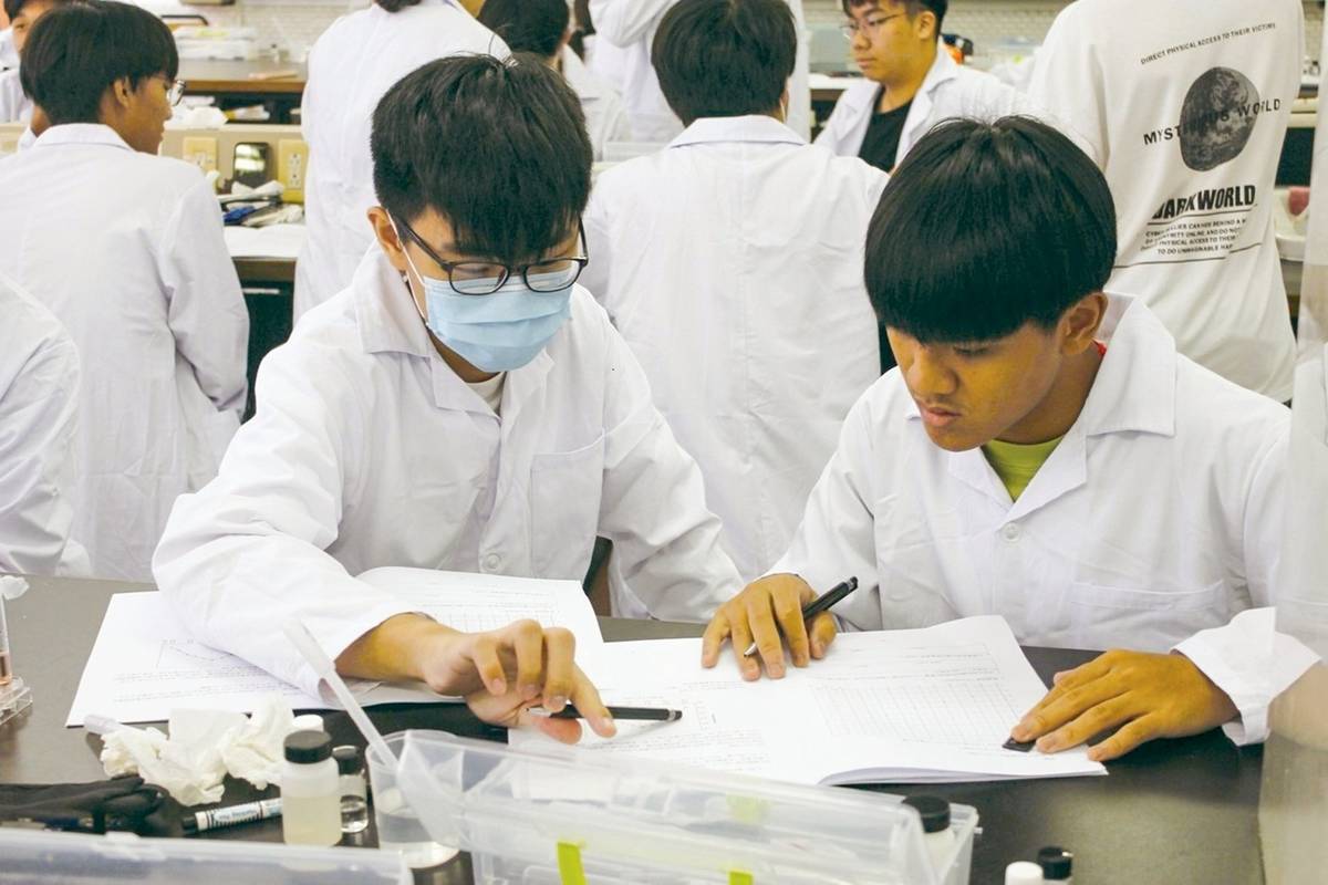 化學科營隊實驗課程實況