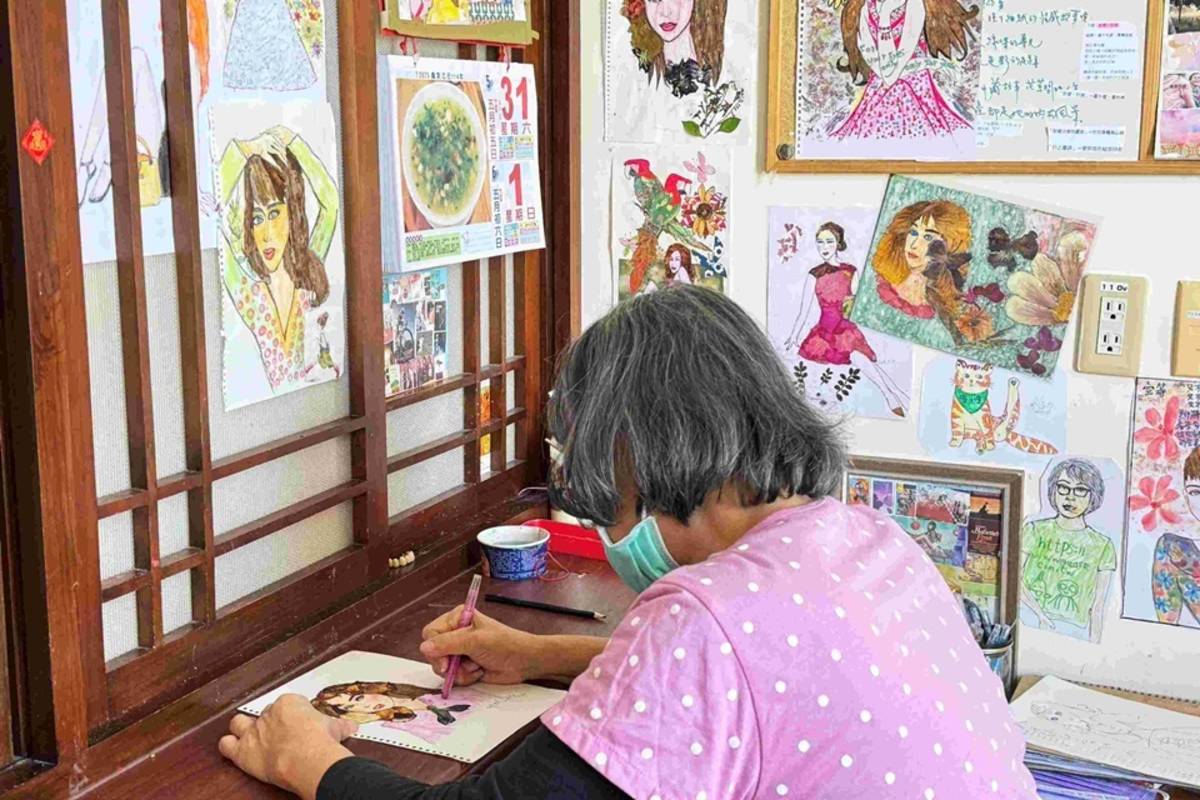 67歲的「CC阿嬤」，2年前因病入住迦南護理之家，起初排斥長照機構生活，在照護團隊建議下，她嘗試提筆作畫，無師自通，不到1年畫出精彩的銀髮人生。