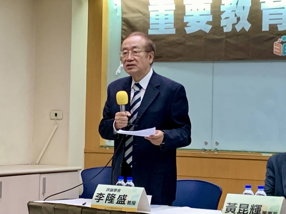 評論人李隆盛教授分析民調結果 (記者攝)