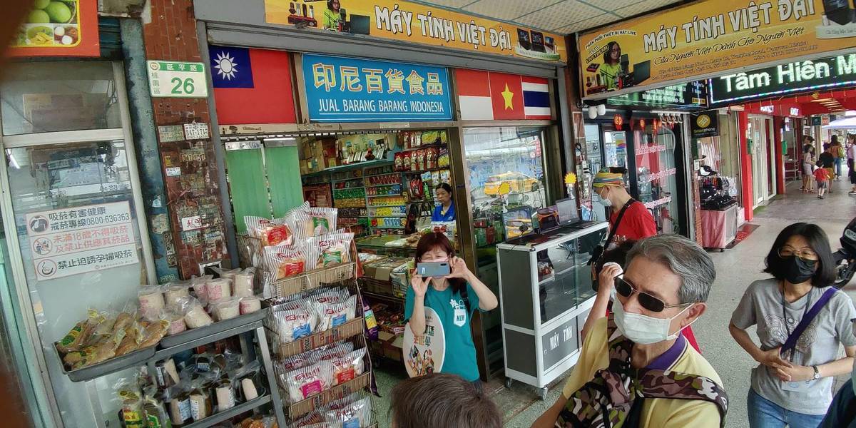 東南亞街區有許多商店  滿足移工們生活需求