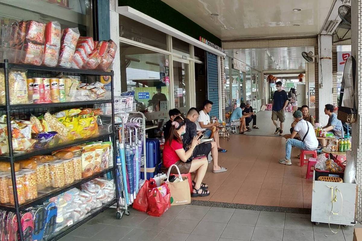 移工們週末就在路邊小桌子上吃喝聊天放鬆