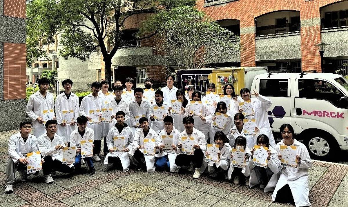 竹圍高中數理實驗班與淡江大學的化學車進行化學相關課程合作