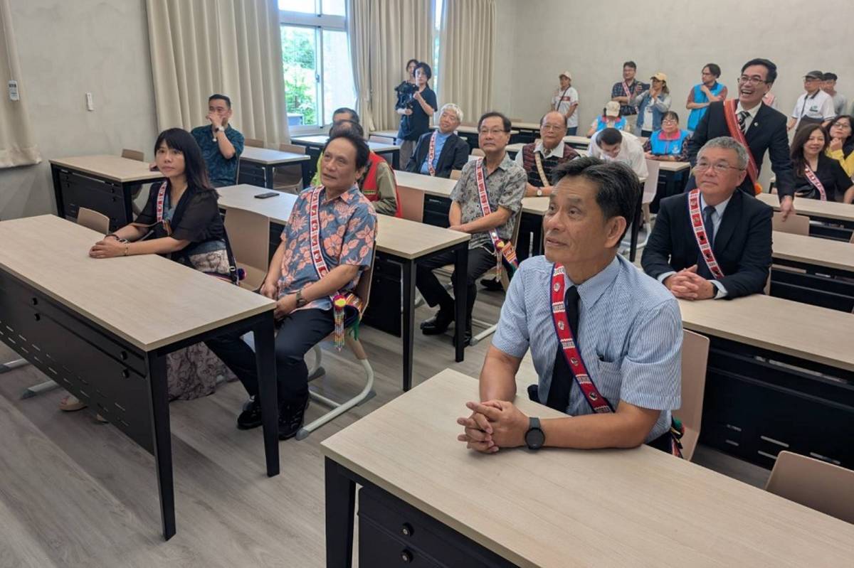 貴賓們在新環境中聆聽介紹