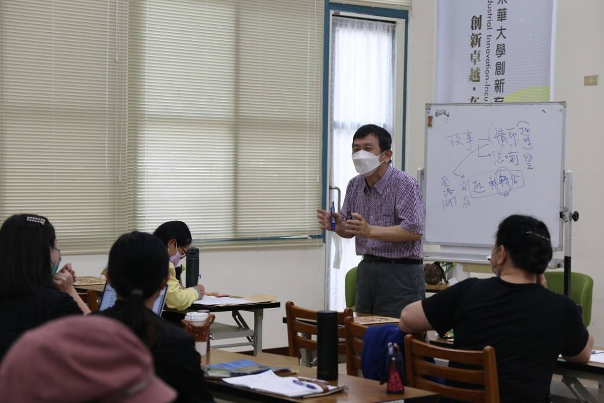 林偉信教授上課資料照(臺師大全球華文寫作中心提供)