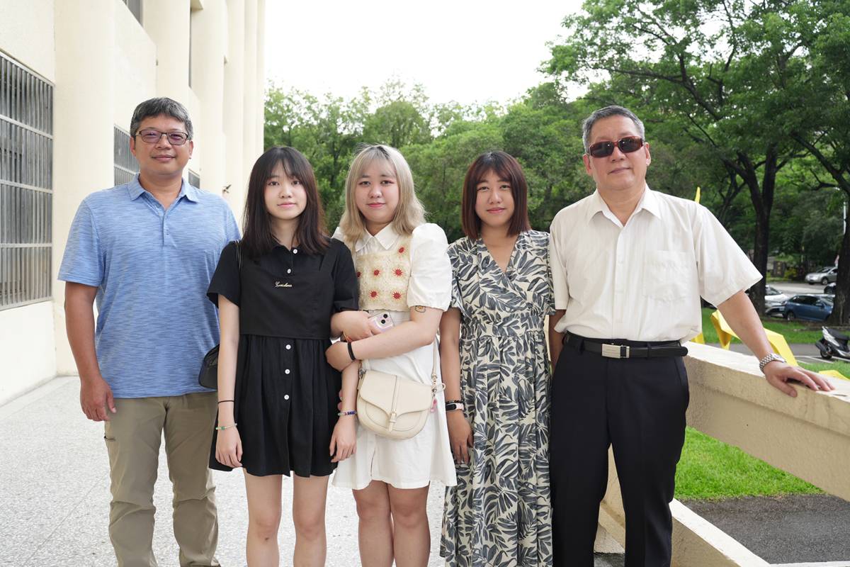 興大文學院吳政憲院長（左1）與譚父（右1）及譚家三姊妹合影。