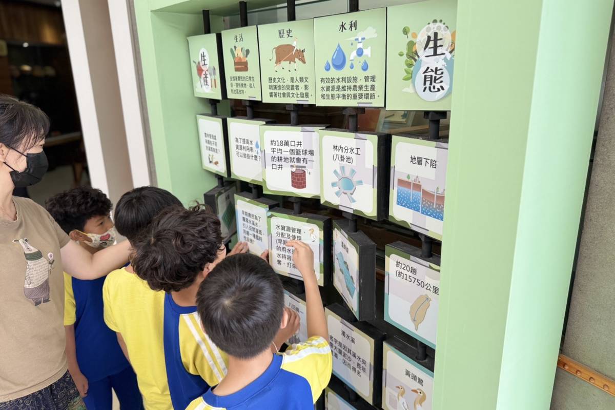 孩子們在講師引導下動手操作環教互動牆，認識水利、歷史、生態等主題，透過遊戲式學習加深環境知識。（圖:雲科大提供）
