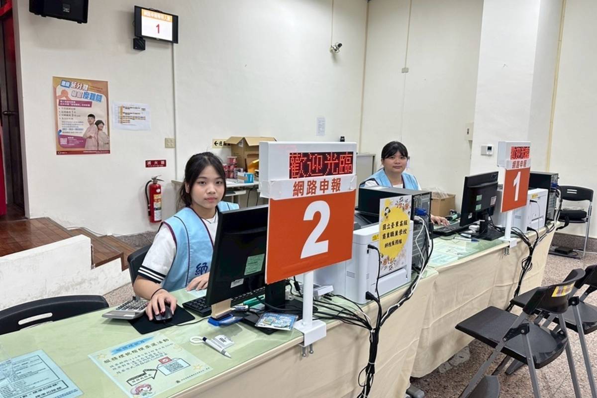 國立臺東高商學生組成「納稅服務隊」，自5月1日起分4梯次至財政部臺東國稅局實習，協助民眾完成綜合所得稅申報工作。