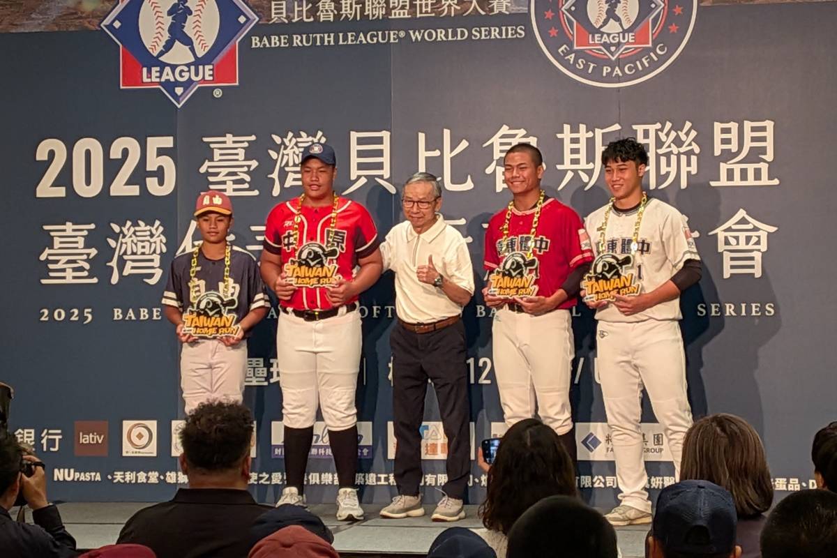 吳念真導演(中)出席記者會，為U12、U16及U18等4支棒球代表隊加油