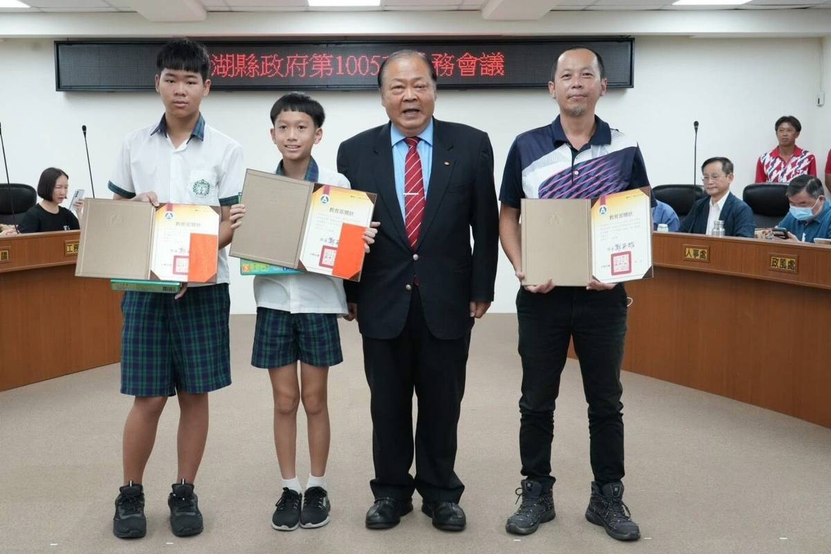 資訊運用競賽獲佳績 陳光復表揚獲獎師生