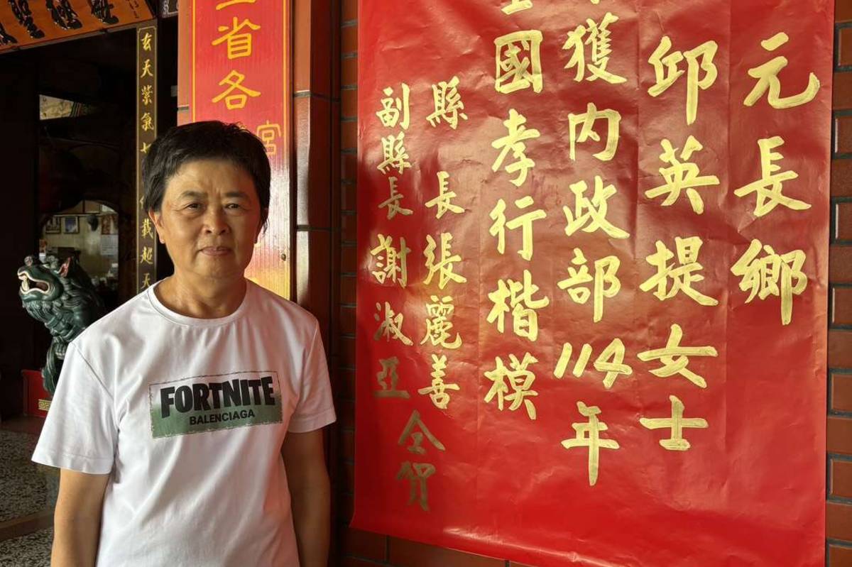 邱英提女士與紅榜合影（圖源：雲林縣政府）