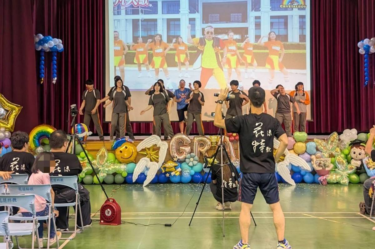 學生在臺上表演，老師在臺下陪伴