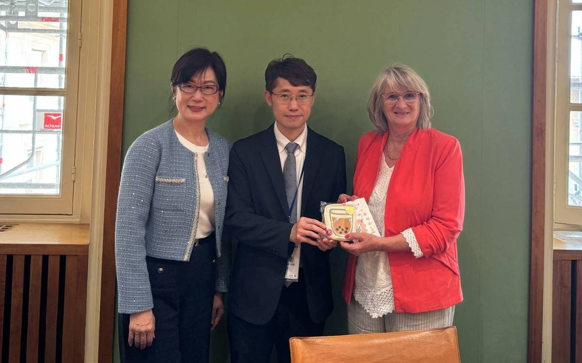 我駐法國代表處郝培芝大使及本計畫團長洪志衛執行長代表致贈法國國民議會（The French National Assembly）議員Marie-Noëlle Battistel臺灣紀念禮品