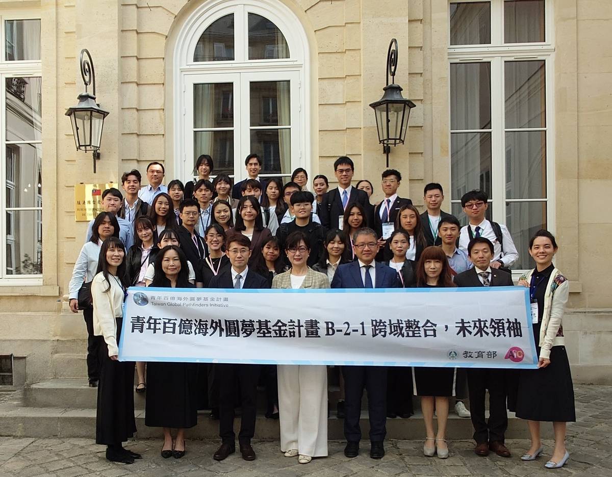 30位青年拜會我駐法國台北代表處，並由郝培芝大使及駐處國會、
政務、經濟、文化、科技、教育各組代表與青年熱絡互動