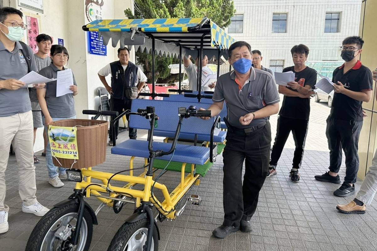 因應台東縣三輪以上營業用慢車登記管理辦法即將上路，台東縣政府10日到池上鄉公所，向業者說明檢驗流程。