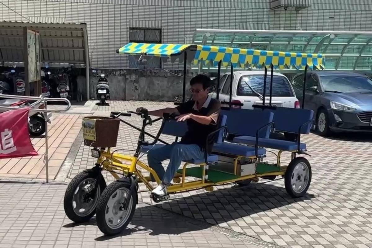 因應台東縣三輪以上營業用慢車登記管理辦法即將上路，台東縣政府10日到池上鄉公所，向業者說明檢驗流程。