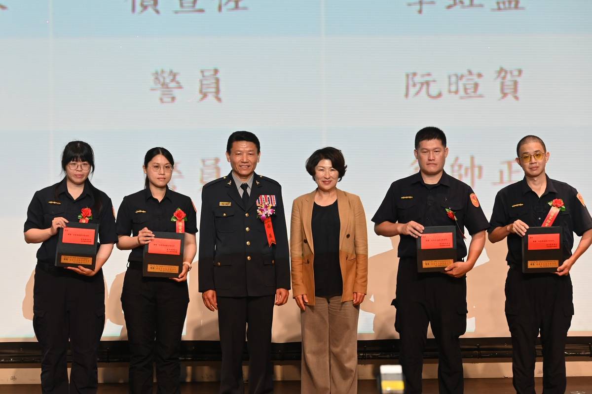 為表揚及感謝警察同仁的努力與付出，臺東縣警察局今(10)日舉辦114年警察節慶祝大會，由縣長饒慶鈴(右3)主持，並頒獎表揚模範警察。