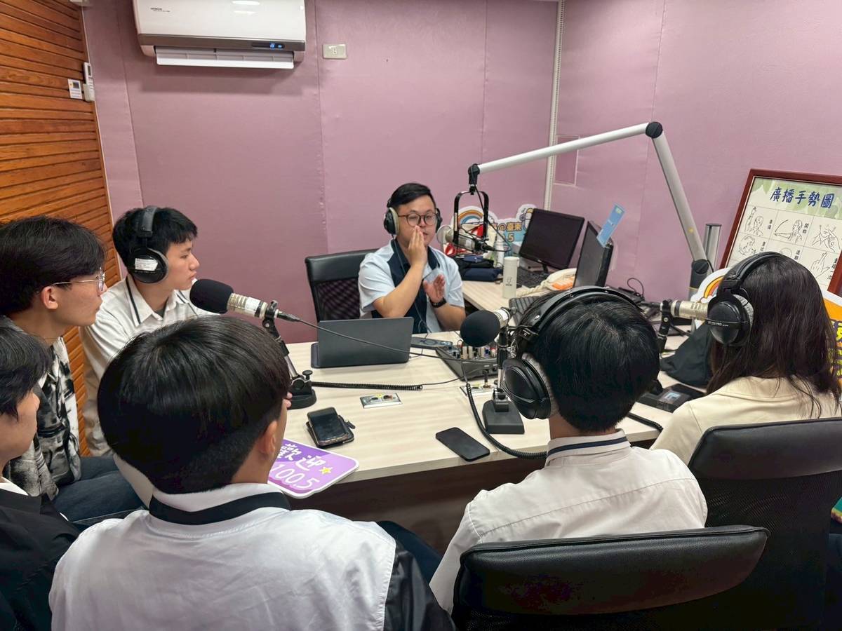 台東高商資料處理科資三甲導師黃俊豪帶學生到教育電臺接受「職想和你聊聊天」節目訪問