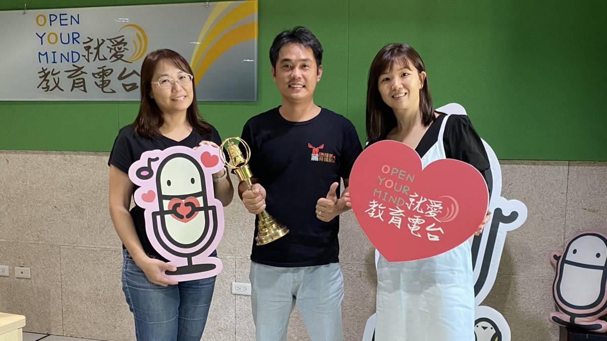 吳學展(中)擔任社區總幹事為家鄉服務