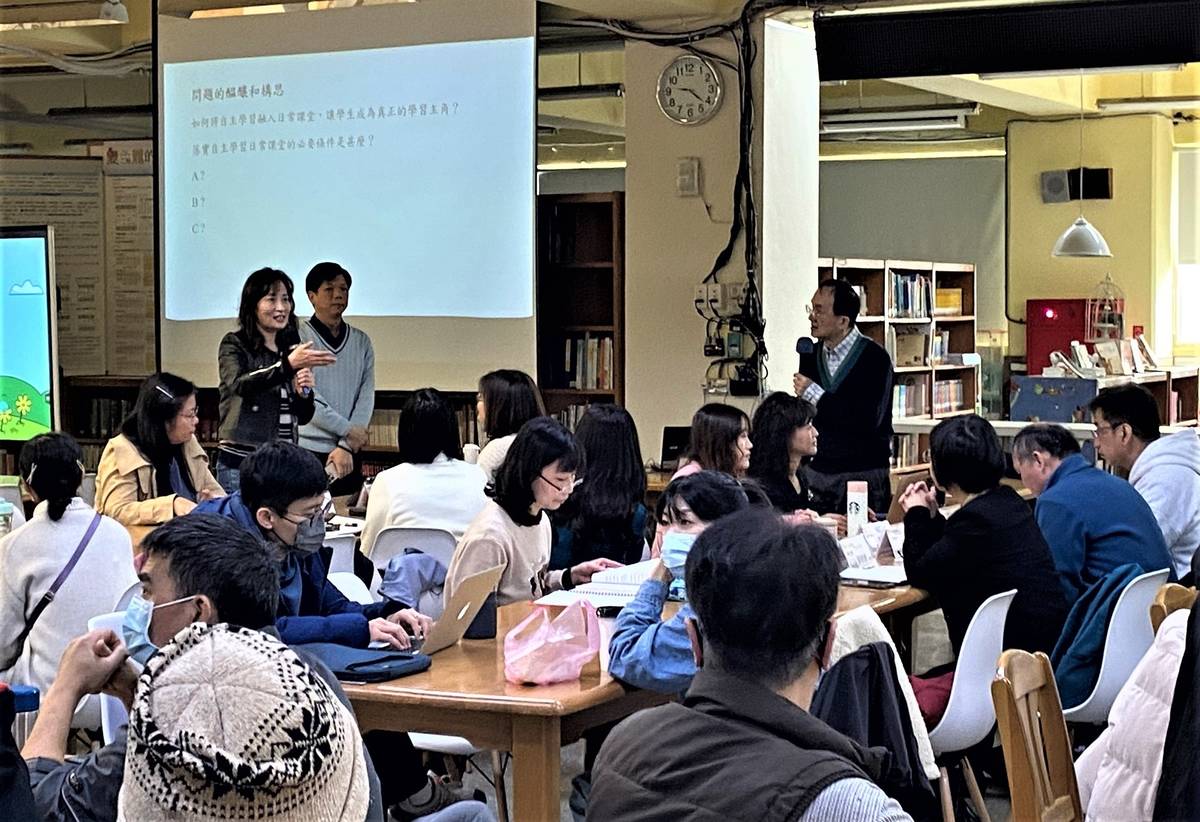 香港中文大學何世敏博士(右後站立)陪伴新北NTSRL教師共學