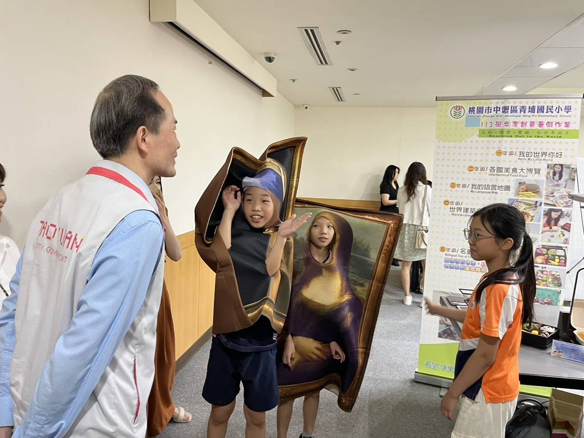 學生介紹暑假作業的作品。(桃園市教育局提供)