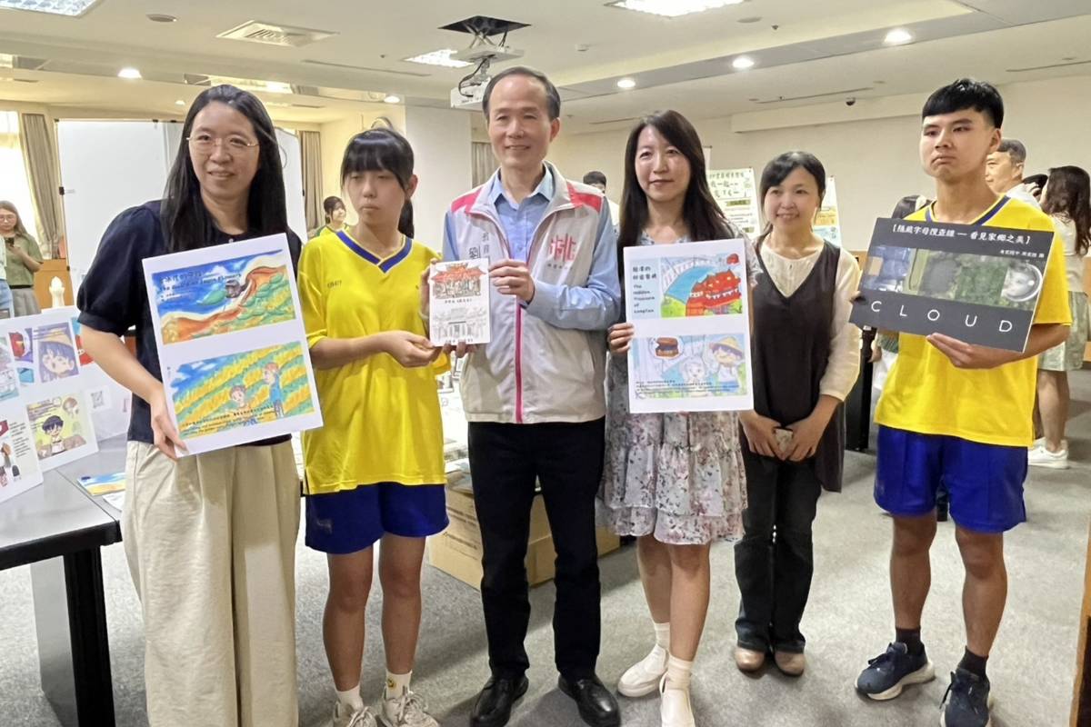 桃園市多所學校，規劃豐富多元且具在地特色的暑假作業，今天(11日)桃園市舉辦記者會，邀請學校分享，桃園市教育局局長劉仲成(左三)特別出席。(桃園市教育局提供)