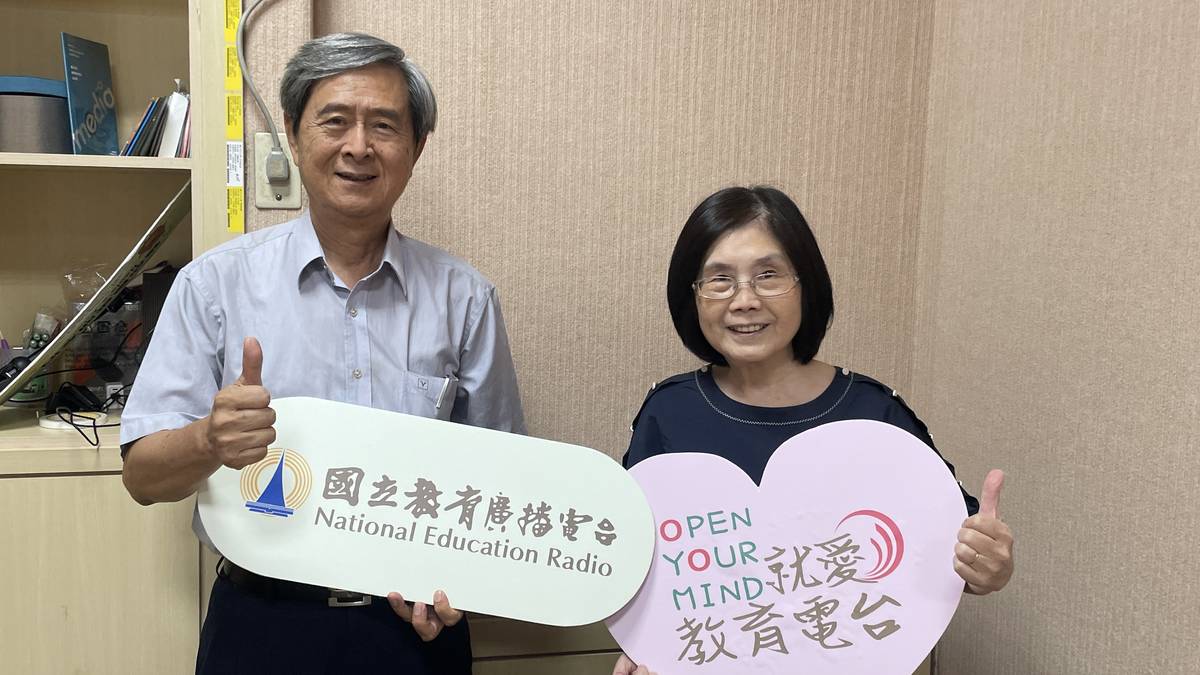 本集節目邀請臺南市樂齡學習示範中心的鍾秀琴主任(右)，分享高齡者交通安全的相關經驗。