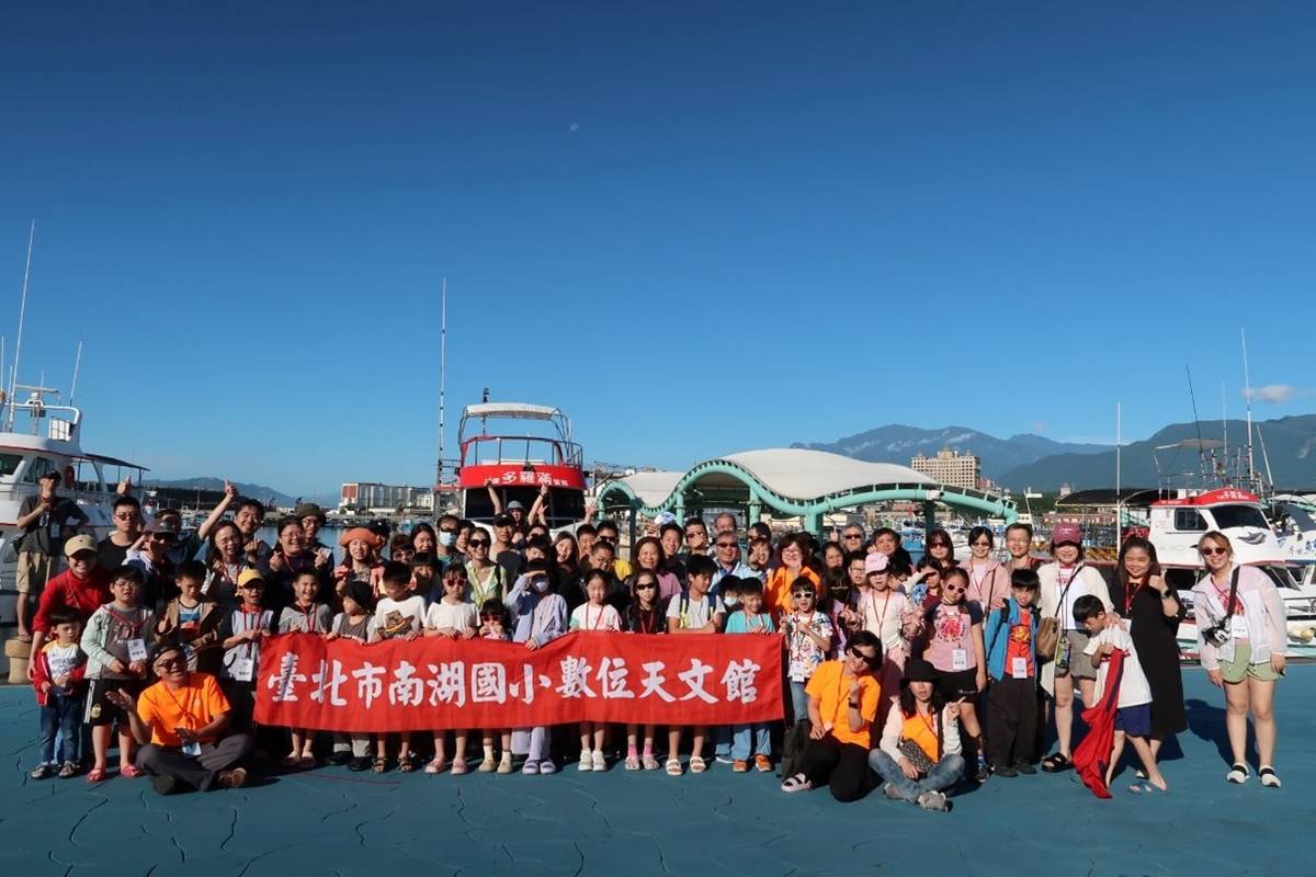 南湖國小親子團隊在花蓮港搭乘多羅滿賞鯨船，大家滿懷期待