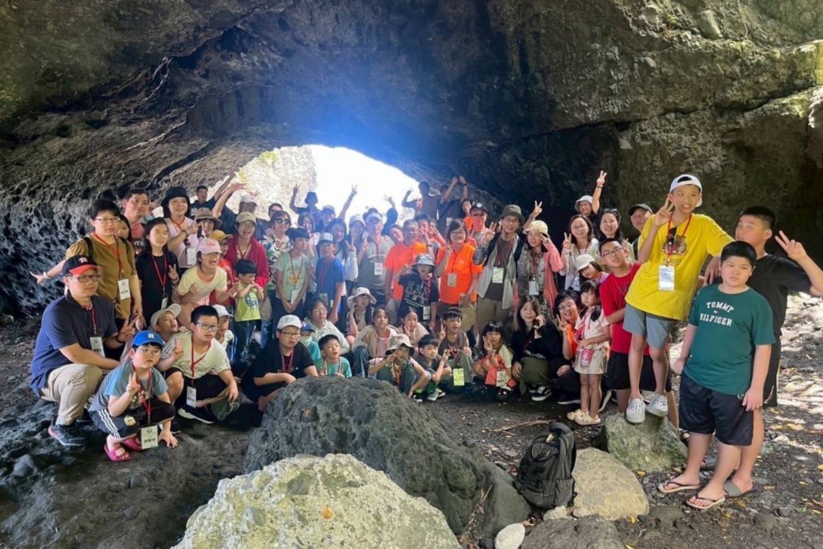 南湖國小親子團隊參訪花蓮石門海蝕洞，透過實地觀察，學習海蝕地形成因