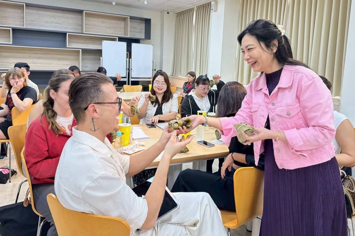 世新華語文教學中心主任鄧婷婷（右）為國際學生準備粽子跟手搖飲.(世新大學提供)